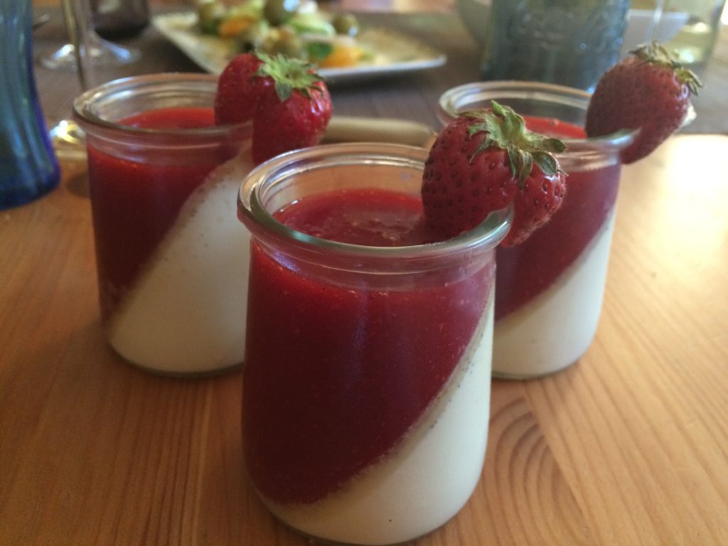 Panna cotta mit Erdbeerpüree - Was essen wir heute