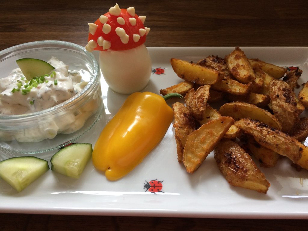 Würzige Kartoffelecken mit Dip - Was essen wir heute