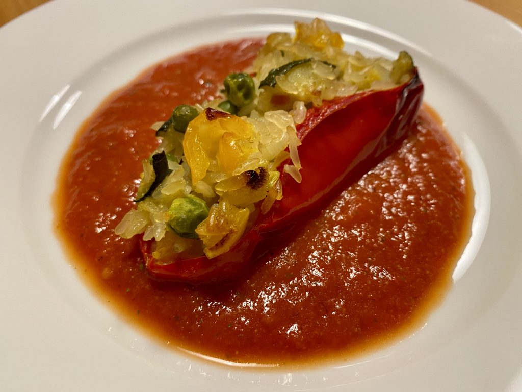 Fleischlos gefüllte Paprika mit Tomatensoße