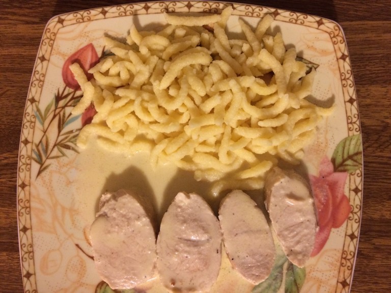 Putenbrustfilet in Zitronen-Sahnesoße mit Spätzle - Was essen wir heute