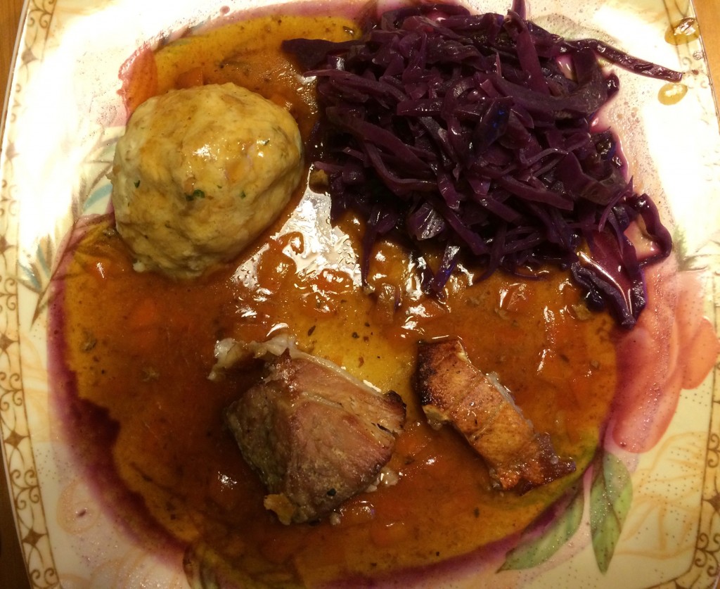 Schweinebraten mit Semmelknödel und Blaukraut - Was essen wir heute