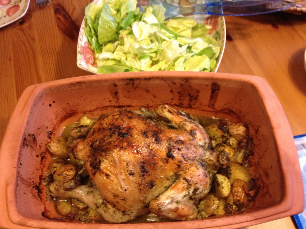 Mediterranes Hähnchen mit Kartoffeln und Kopfsalat mit Apfeldressing