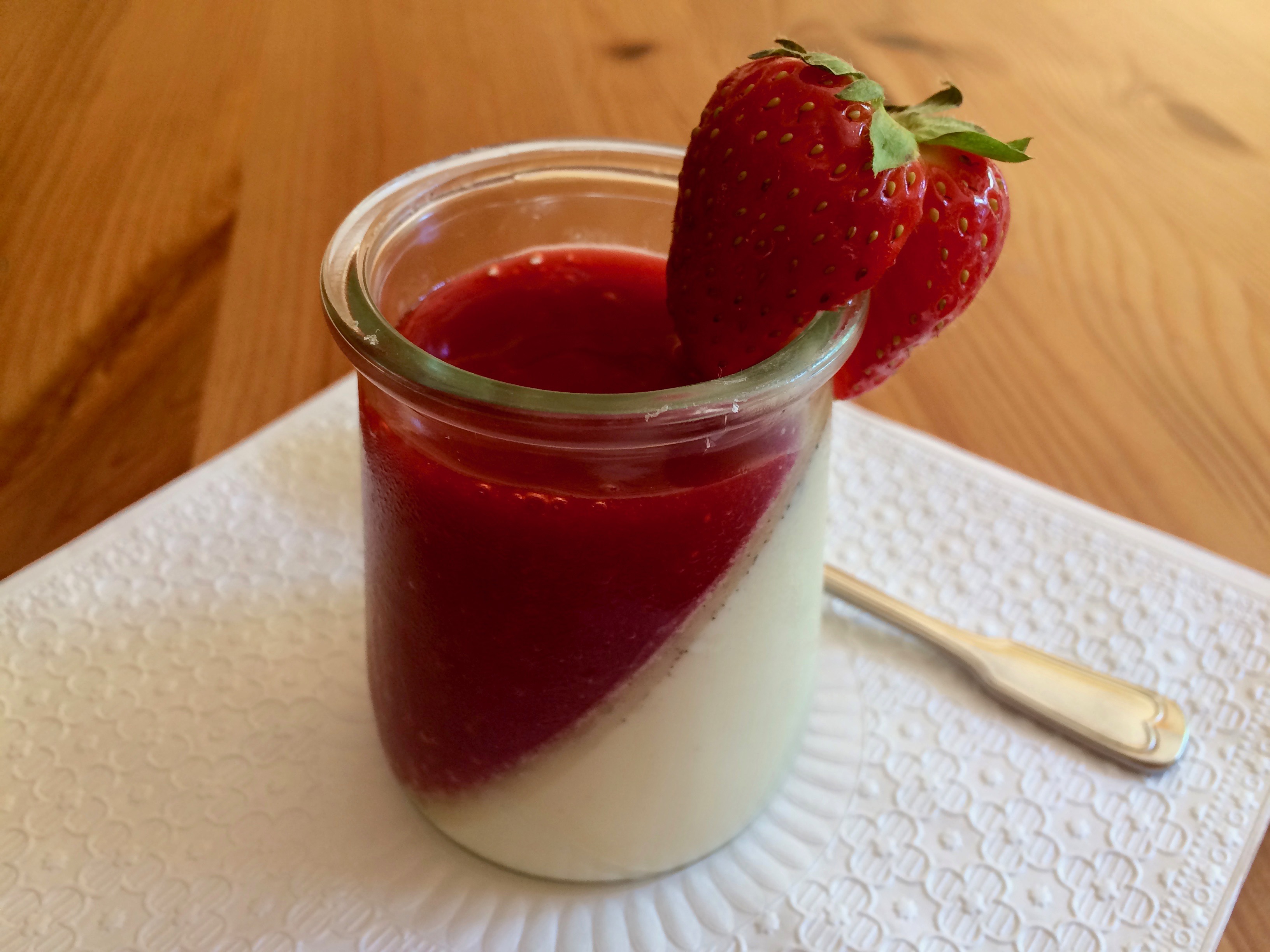 Panna cotta mit Erdbeerpüree - Was essen wir heute
