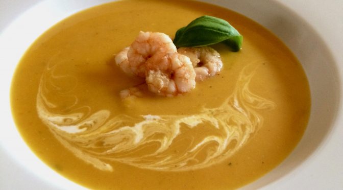 Kürbissuppe mit gebratenen Garnelen
