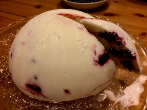 Sahne Joghurt Blackcurrant Port Eisbombe