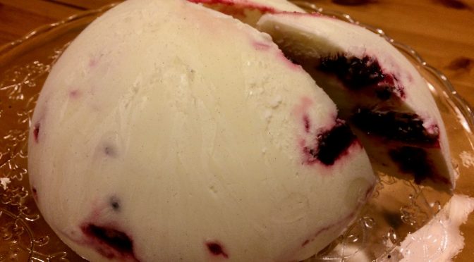 Sahne Joghurt Blackcurrant Port Eisbombe