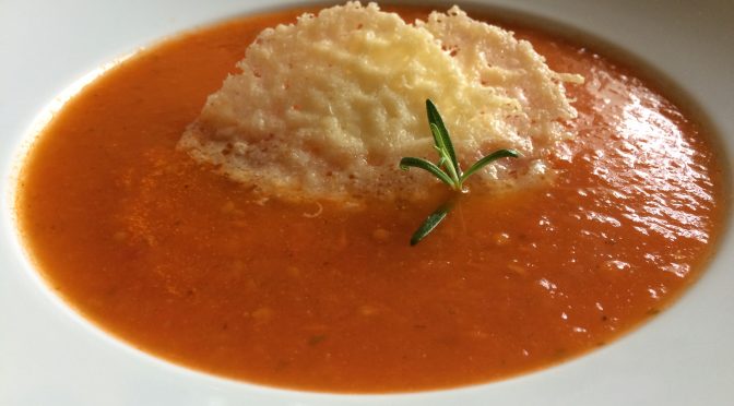Tomatensuppe mit Parmesan Chips