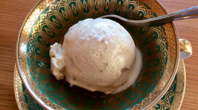 Tonkabohneneis mit Fleur de sel