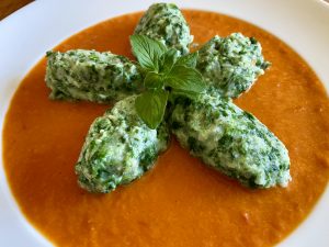 Spinatnockerl (Malfatti) mit fruchtig-scharfer Paprika-Tomatensoße