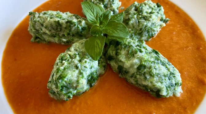 Spinatnockerl (Malfatti) mit fruchtig-scharfer Paprika-Tomatensoße