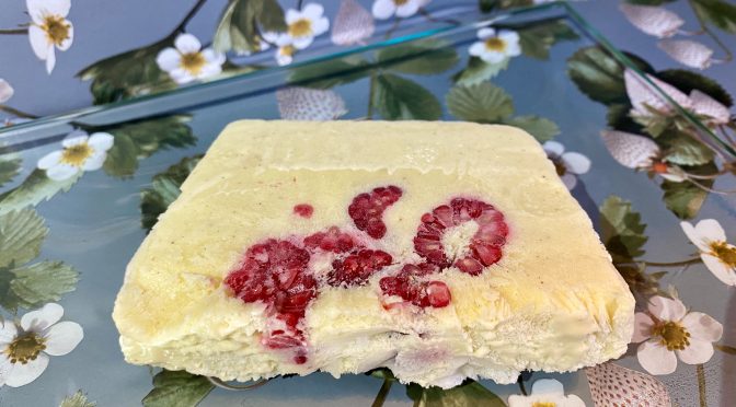 Vanilleparfait mit Himbeeren