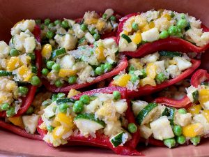 Fleischlos gefüllte Spitzpaprika mit Tomatensoße