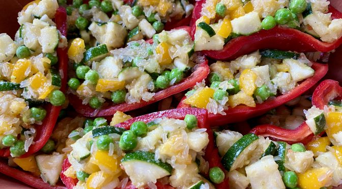 Fleischlos gefüllte Spitzpaprika mit Tomatensoße